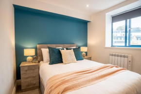 Ultra Luxe 2 Bed Apt - Stunning Balcony Harbour View - Near Babbacoombe & Beach